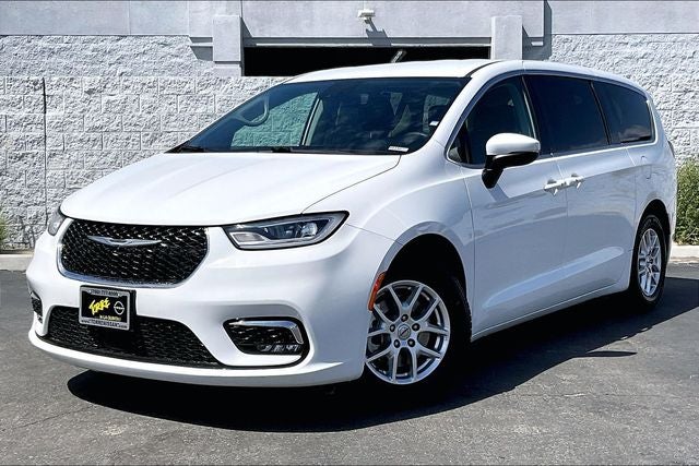 2023 Chrysler Pacifica Touring L's photo