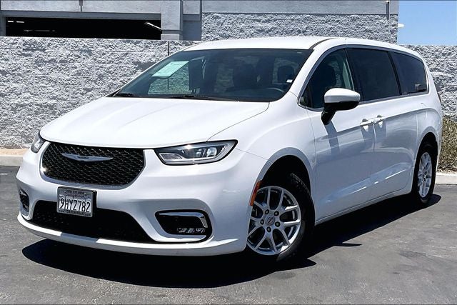 2023 Chrysler Pacifica Touring L's photo