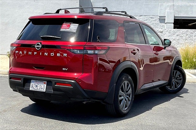2022 Nissan Pathfinder SV