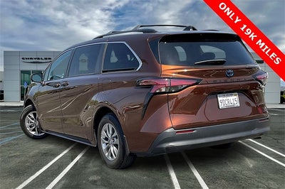 2022 Toyota Sienna LE 8 Passenger