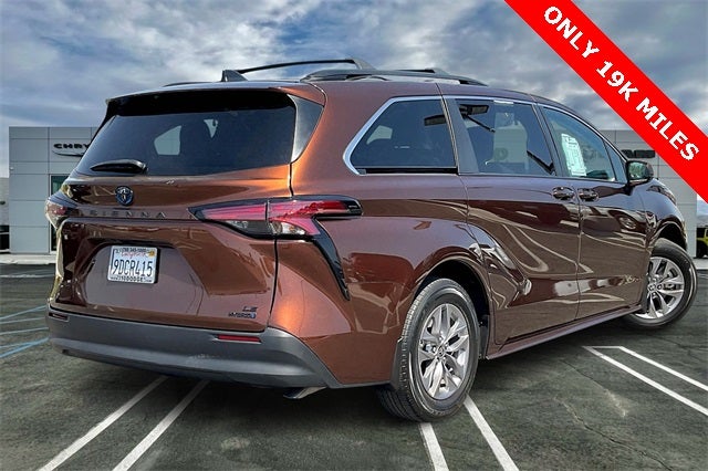 2022 Toyota Sienna LE 8 Passenger