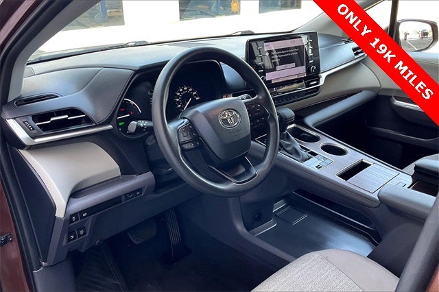 2022 Toyota Sienna LE 8 Passenger