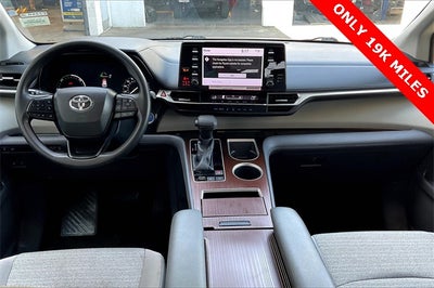 2022 Toyota Sienna LE 8 Passenger