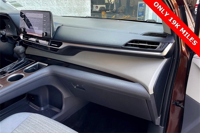 2022 Toyota Sienna LE 8 Passenger