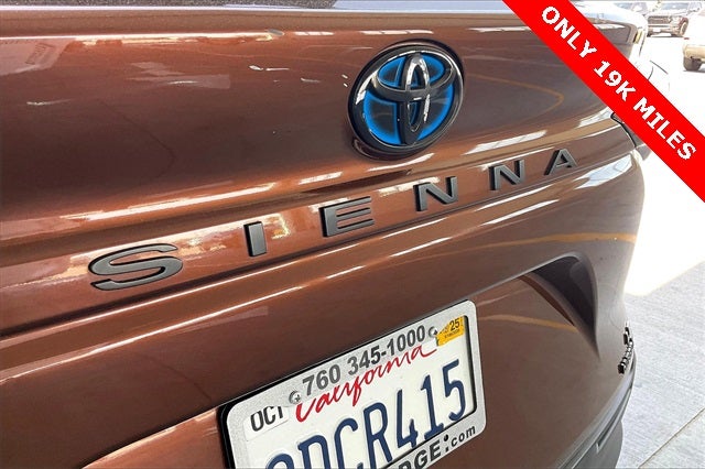 2022 Toyota Sienna LE 8 Passenger