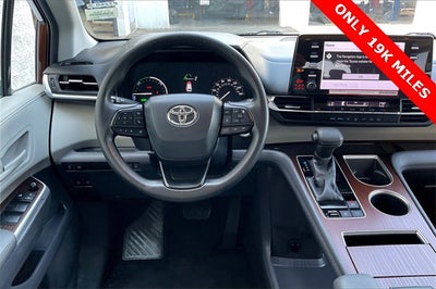 2022 Toyota Sienna LE 8 Passenger